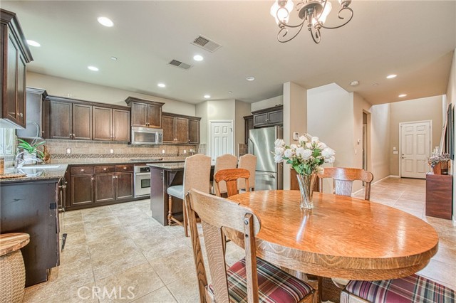 Detail Gallery Image 8 of 26 For 7141 N Lead Ave, Fresno,  CA 93711 - 4 Beds | 3 Baths