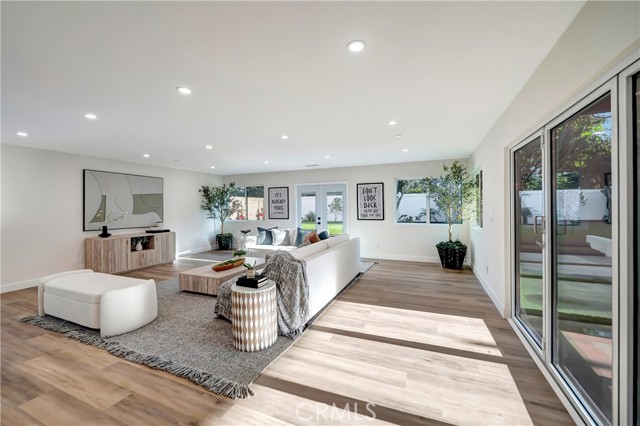 Detail Gallery Image 16 of 41 For 24250 Friar St, Woodland Hills,  CA 91367 - 4 Beds | 4 Baths