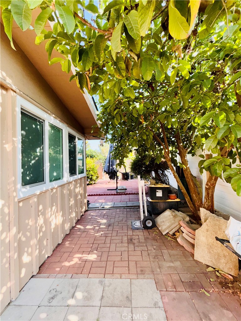https://media.crmls.org/medias/3d22161a-e62e-4ef8-bb1a-98642b6a1b46.jpg?preset=X-Large