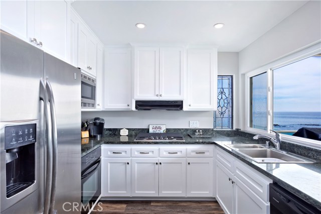 Detail Gallery Image 6 of 20 For 1249 Ocean Front #C,  Laguna Beach,  CA 92651 - 3 Beds | 2 Baths