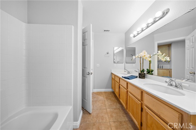 12337 Columbia Lane, Eastvale CA: https://media.crmls.org/medias/3d28b67c-c002-45c1-a3f2-548d92d57055.jpg