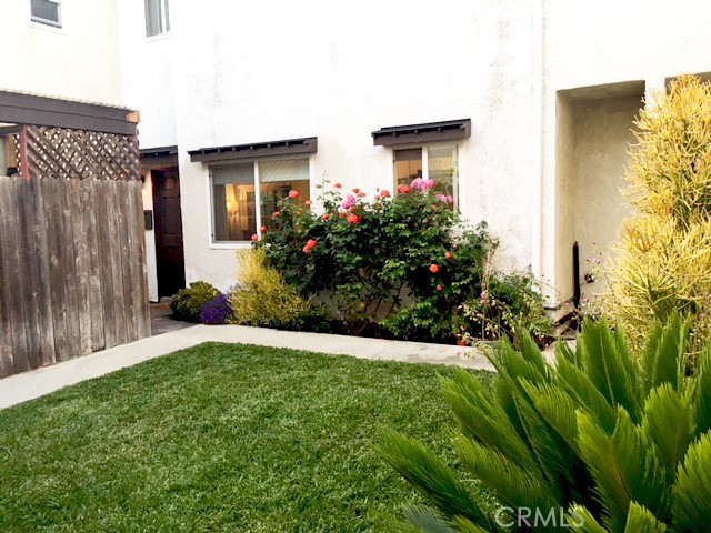 Detail Gallery Image 2 of 22 For 322 19th St #C,  Huntington Beach,  CA 92648 - 2 Beds | 1 Baths