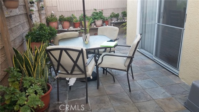 Detail Gallery Image 2 of 5 For 9826 California, South Gate,  CA 90280 - 3 Beds | 3 Baths