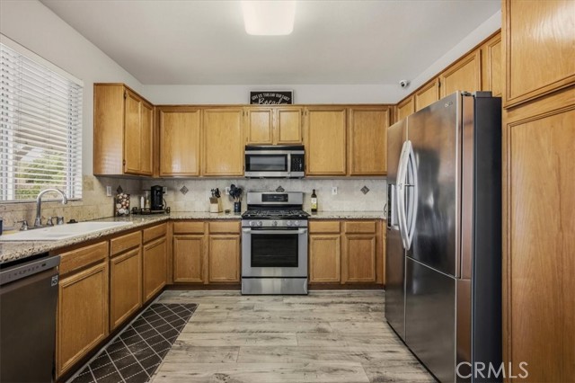 Detail Gallery Image 11 of 27 For 204 E Manchester Ln, San Bernardino,  CA 92408 - 3 Beds | 2 Baths