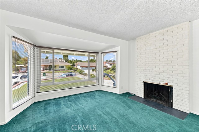 Beautiful huge front bay windows at family room Beautiful huge front bay windows at family room