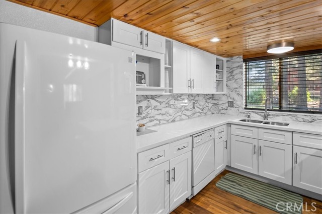 836 E Mountain View Boulevard, Big Bear City CA: https://media.crmls.org/medias/3d3900b0-180a-41b2-a0ea-815c429c699a.jpg
