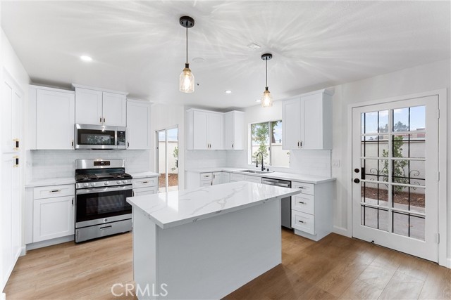 Detail Gallery Image 12 of 28 For 13677 Crawford Ct, Fontana,  CA 92336 - 3 Beds | 2/1 Baths