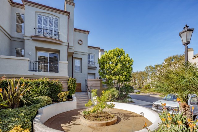 Detail Gallery Image 12 of 46 For 6242 Surfboard, Huntington Beach,  CA 92648 - 3 Beds | 2/1 Baths