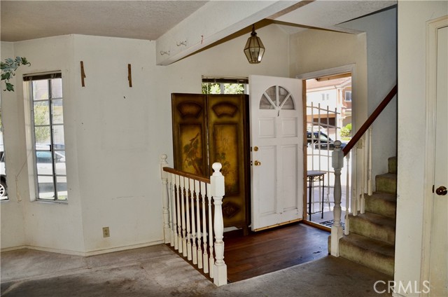 Small foyer, imagine how adorable you can design it!