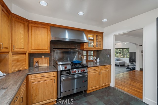 Detail Gallery Image 13 of 29 For 6461 Penfield Ave, Woodland Hills,  CA 91367 - 4 Beds | 2 Baths