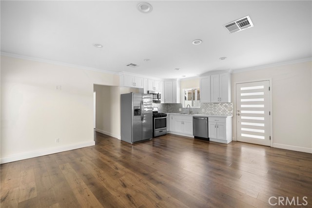 Detail Gallery Image 4 of 24 For 7058 Willis Ave, Van Nuys,  CA 91405 - 3 Beds | 2 Baths