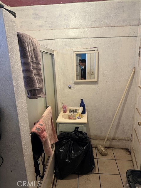 Detail Gallery Image 6 of 18 For 731 W 54th, Los Angeles,  CA 90037 - – Beds | – Baths