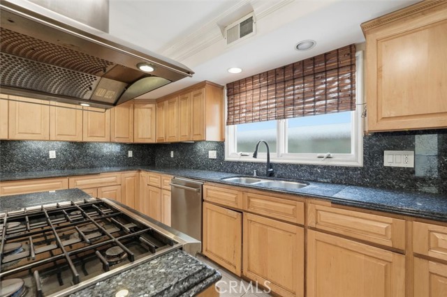 Detail Gallery Image 8 of 49 For 233 S Irena #1,  Redondo Beach,  CA 90277 - 4 Beds | 3 Baths