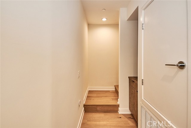 1050 N Joels Place, Los Angeles CA: https://media.crmls.org/medias/3d494767-1f64-4b2e-b147-a6fa32837ff5.jpg