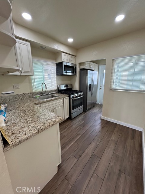 2033 W Burnett Street, Long Beach CA: https://media.crmls.org/medias/3d516eea-2881-4d53-80e0-0c37a540095c.jpg