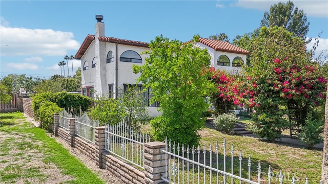 3098 N Arrowhead Avenue, San Bernardino CA: https://media.crmls.org/medias/3d553697-75b1-49b1-be1e-d82161e4dc0c.jpg