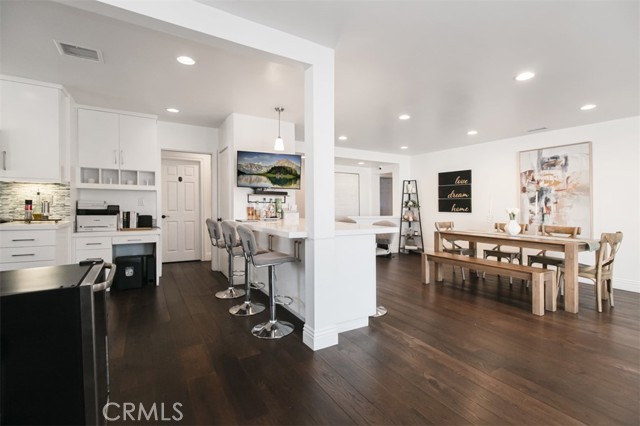 Detail Gallery Image 4 of 36 For 19545 Calvert St, Tarzana,  CA 91335 - 5 Beds | 2/1 Baths