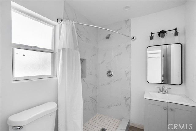 Detail Gallery Image 6 of 9 For 20551 Valerio, Winnetka,  CA 91306 - 4 Beds | 3 Baths