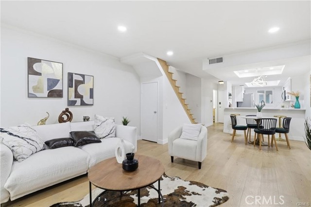 Detail Gallery Image 2 of 28 For 11119 Camarillo #104,  North Hollywood,  CA 91602 - 2 Beds | 2/1 Baths