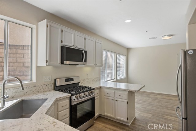Detail Gallery Image 14 of 43 For 1868 Day Lily Ln, Simi Valley,  CA 93065 - 3 Beds | 2/1 Baths