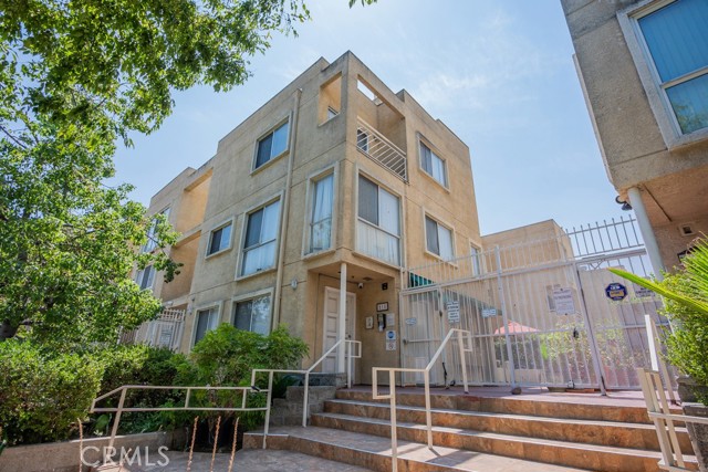 110 W Maple Street, Glendale CA: https://media.crmls.org/medias/3d60bd1d-426a-4c15-8a0b-99ea9e9c751f.jpg