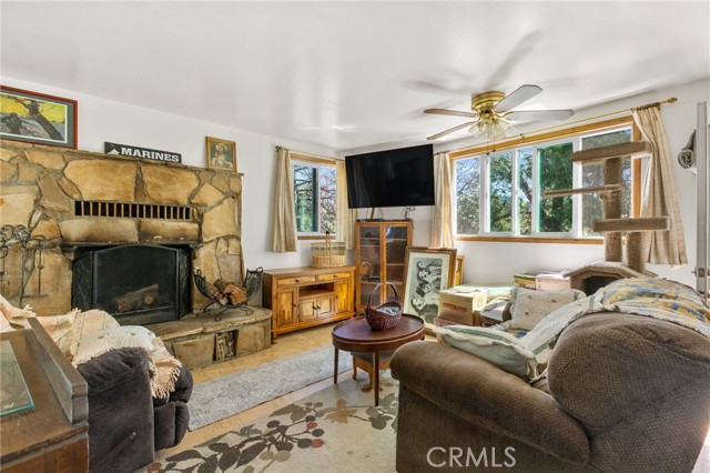 Detail Gallery Image 3 of 17 For 29239 Lake Brook Ave, Cedar Glen,  CA 92321 - 3 Beds | 2 Baths