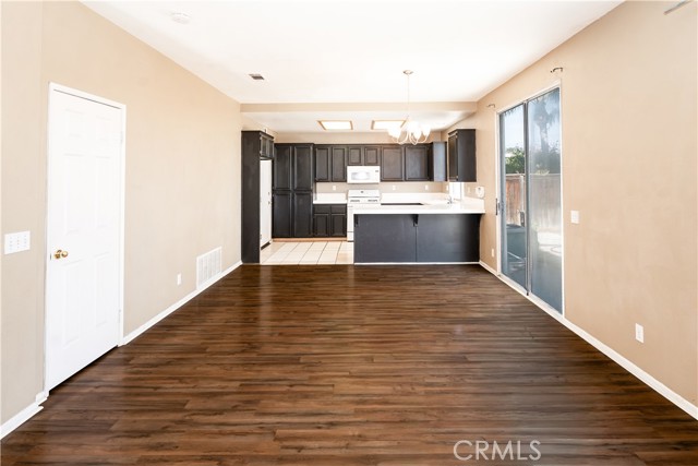 Detail Gallery Image 8 of 39 For 323 Camden Ct, Corona,  CA 92879 - 3 Beds | 2/1 Baths