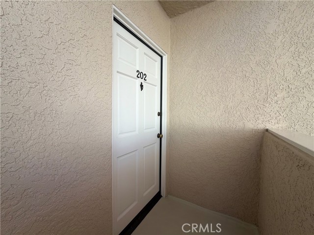 Detail Gallery Image 2 of 12 For 7013 Haskell, Van Nuys,  CA 91406 - 2 Beds | 2 Baths