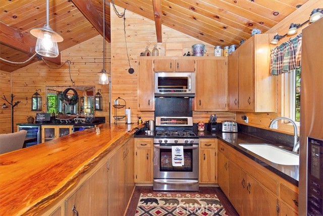 Detail Gallery Image 13 of 43 For 740 Cove Dr, Big Bear Lake,  CA 92315 - 3 Beds | 2 Baths