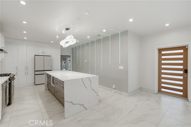 Detail Gallery Image 2 of 44 For 8647 Corbin Ave, Winnetka,  CA 91306 - 5 Beds | 3/1 Baths