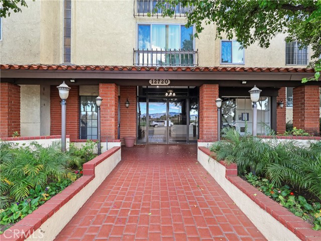 12720 Burbank Boulevard, Valley Village CA: https://media.crmls.org/medias/3d6d9153-0fb6-4910-b819-c563844429e4.jpg