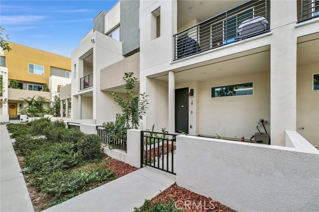 Detail Gallery Image 1 of 26 For 18 E Sunset St, Long Beach,  CA 90805 - 3 Beds | 3 Baths