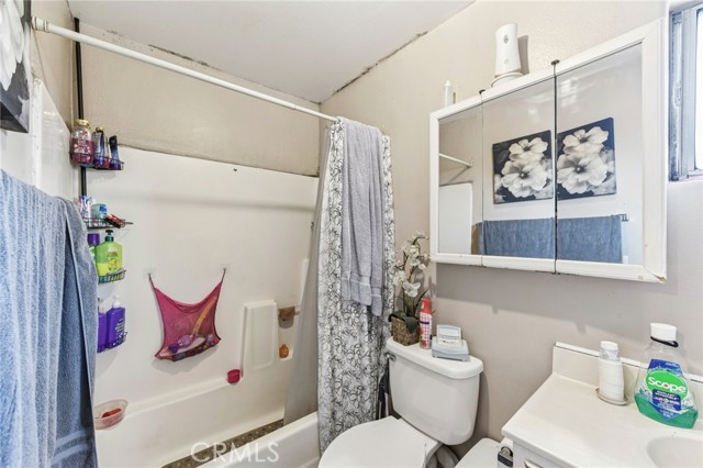 Detail Gallery Image 21 of 38 For 342 W 56th, Los Angeles,  CA 90037 - 8 Beds | 4 Baths