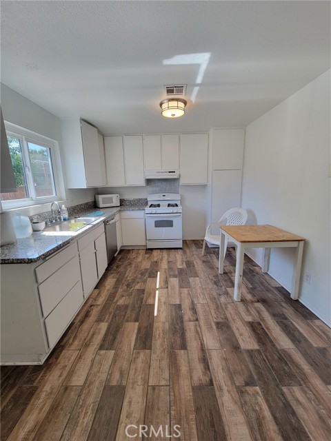 11015 Oakwood Avenue, Hesperia CA: https://media.crmls.org/medias/3d790f0b-5904-4a7e-a7af-3bbc6092ada0.jpg