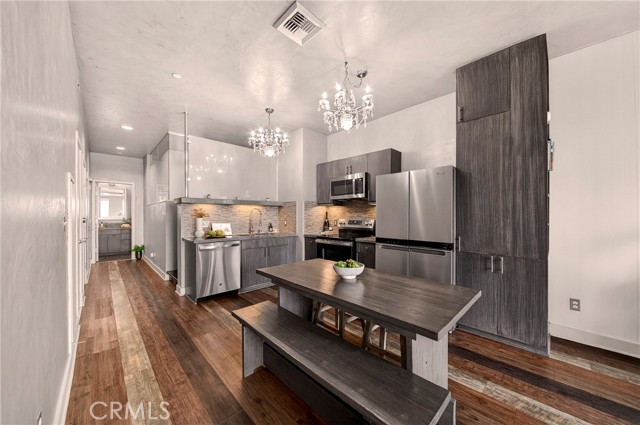 3810 Wilshire Boulevard, Los Angeles CA: https://media.crmls.org/medias/3d7a0ded-8684-4c1d-854b-64bddce824d0.jpg