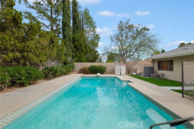 Detail Gallery Image 4 of 22 For 18937 Olympia, Porter Ranch,  CA 91326 - 4 Beds | 2/1 Baths