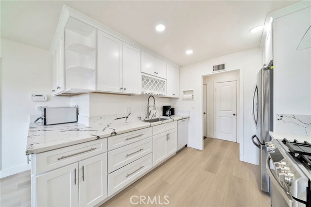 17121 Granada Lane, Huntington Beach CA: https://media.crmls.org/medias/3d7ececb-cc94-402e-8a80-dee5a40decc4.jpg