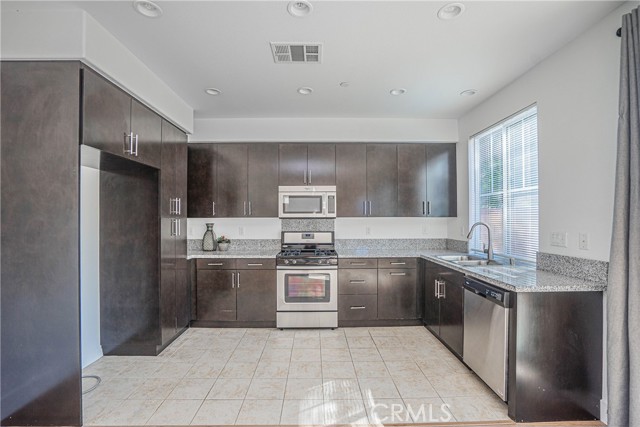 Detail Gallery Image 6 of 21 For 645 Liberation Way, Fullerton,  CA 92832 - 3 Beds | 2/1 Baths