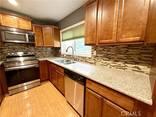 Detail Gallery Image 10 of 26 For 7320 Lennox Ave #H1,  Van Nuys,  CA 91405 - 2 Beds | 2/1 Baths