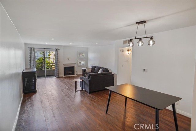 Detail Gallery Image 5 of 14 For 11230 Peach Grove St #206,  North Hollywood,  CA 91601 - 2 Beds | 2 Baths