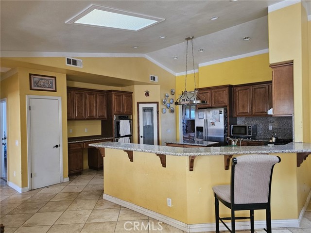 Detail Gallery Image 9 of 31 For 10616 Salem Ave, Oak Hills,  CA 92344 - 6 Beds | 3/1 Baths