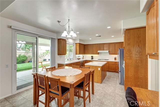 13576 Oxford Ct, Chino CA: https://media.crmls.org/medias/3d87e364-a21c-45be-935f-18d7eba31634.jpg