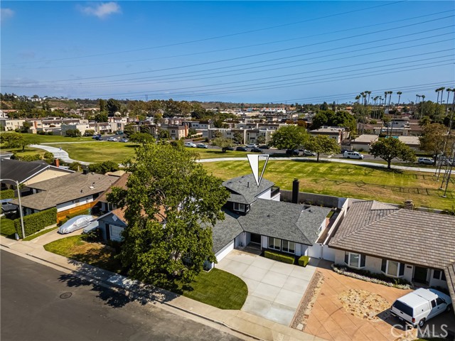 9802 Effingham Drive, Huntington Beach CA: https://media.crmls.org/medias/3d8aa8d0-0c60-4888-a253-d504149ce310.jpg