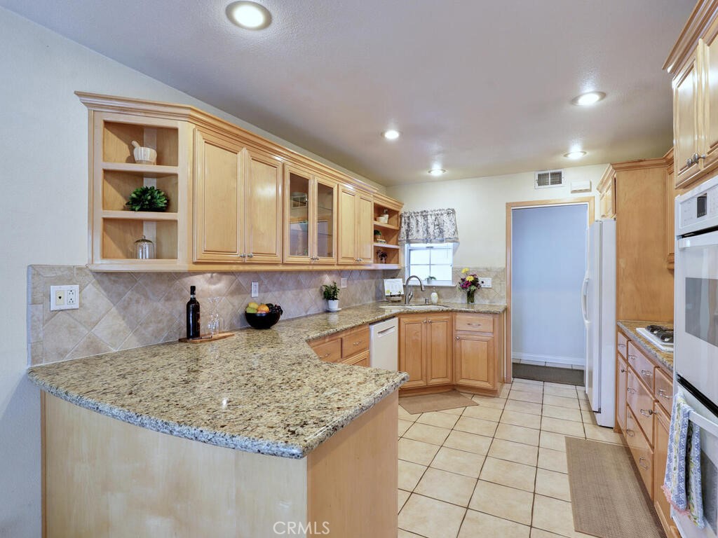 https://media.crmls.org/medias/3d9431ad-369b-4602-b09e-3ebbac9db02b.jpg?preset=X-Large