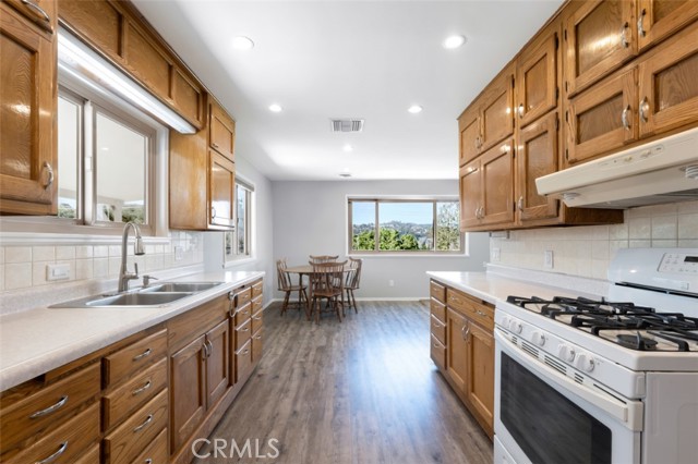 Detail Gallery Image 10 of 33 For 25030 Atwood Bld, Newhall,  CA 91321 - 4 Beds | 2 Baths