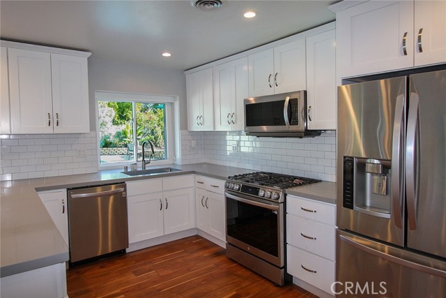 Detail Gallery Image 3 of 26 For 19756 Collier, Woodland Hills,  CA 91364 - 4 Beds | 2/1 Baths
