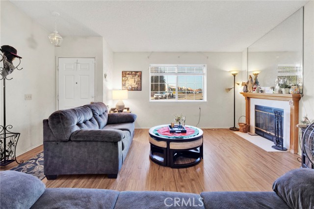 Detail Gallery Image 6 of 29 For 15837 Sandalwood, Victorville,  CA 92395 - 2 Beds | 2 Baths