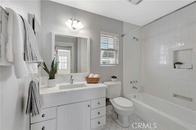 218 Covina Avenue, Long Beach CA: https://media.crmls.org/medias/3d99a047-73b4-4d4b-9db5-6a9d604eb00f.jpg