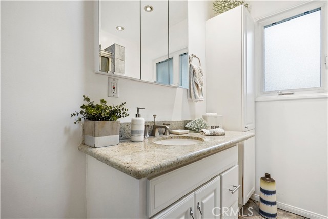 Detail Gallery Image 17 of 27 For 5362 Yolanda Ave, Tarzana,  CA 91356 - 3 Beds | 3 Baths