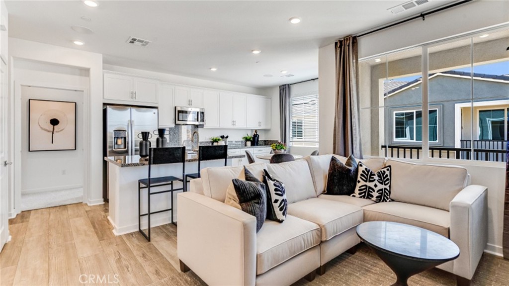 2835 E Amberley Privado